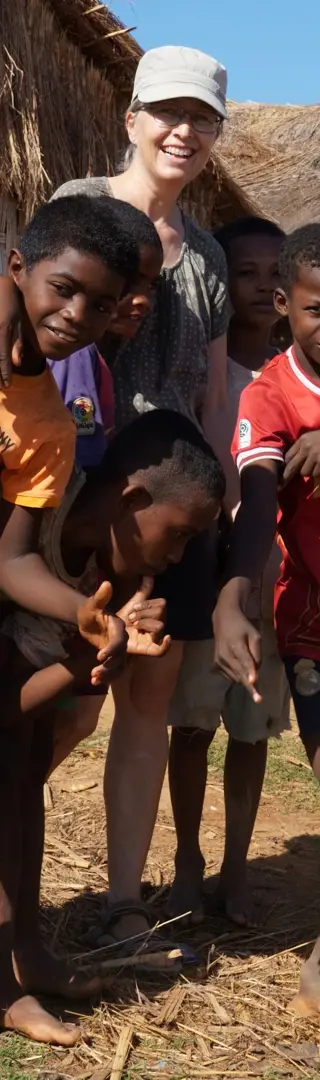 Aufgeregte Kinderscharen